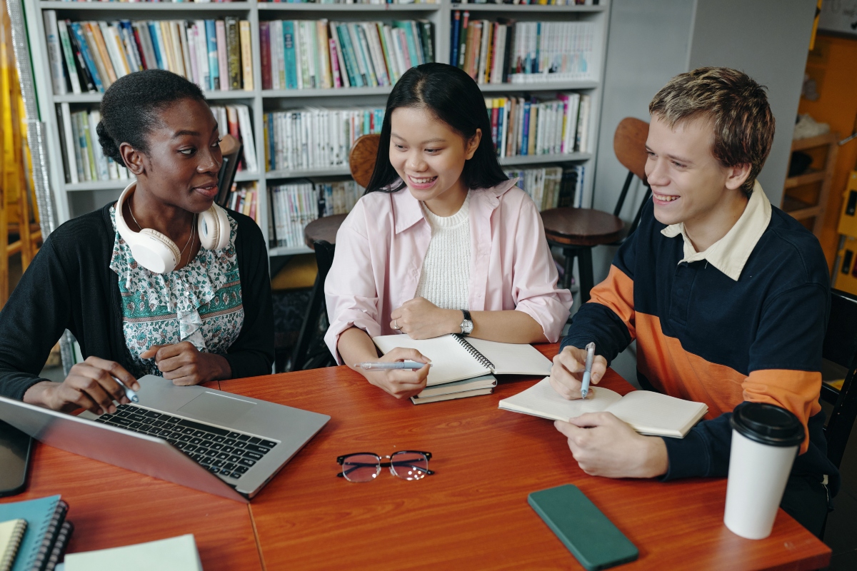 students-doing-project-in-the-library